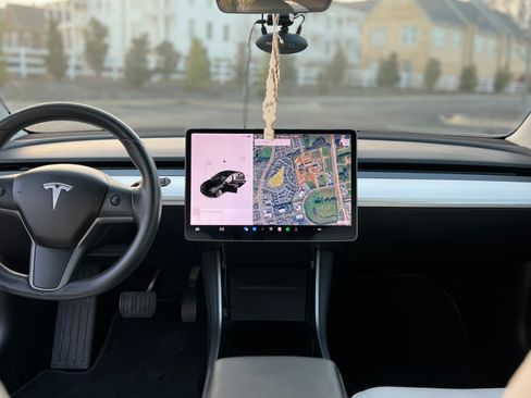 Used 2018 Tesla Model 3 Mid Range image 11