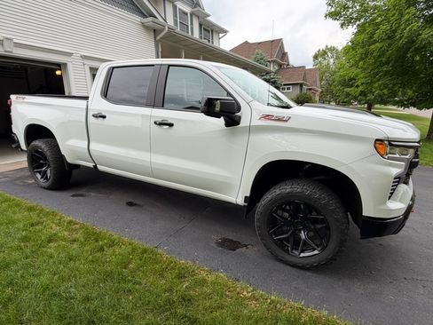 Used 2024 Chevrolet Silverado 1500 LT Trail Boss w/ LT Trail Boss Premium Package AWD/4WD image 2