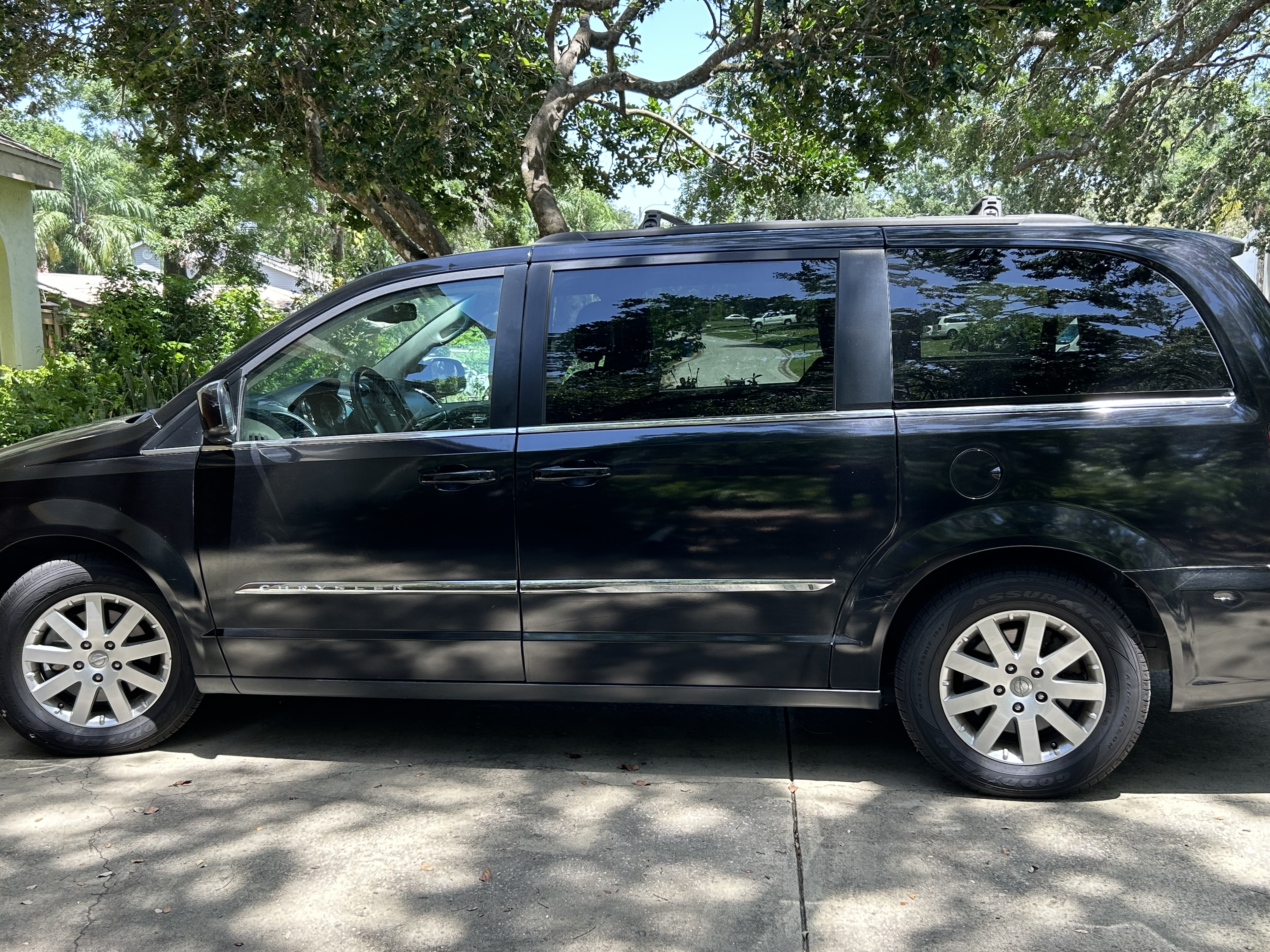 Used 2015 Chrysler Town & Country Touring FWD image 2
