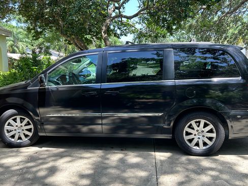 Used 2015 Chrysler Town & Country Touring image 2