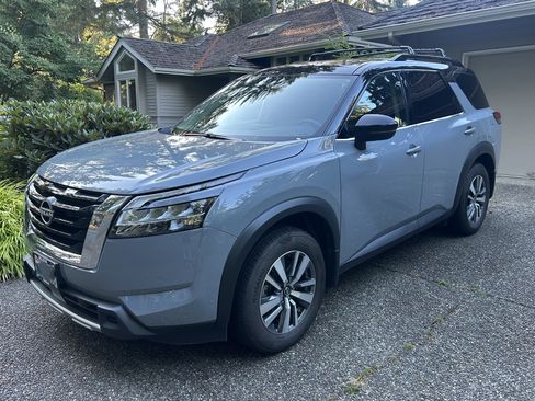 Used 2023 Nissan Pathfinder SL AWD/4WD image 1