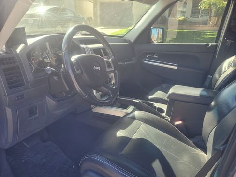 Used 2010 Jeep Liberty Limited w/ Tire & Wheel Group image 4