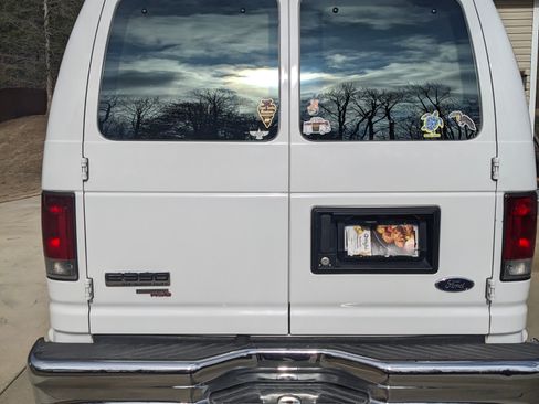 Used 2010 Ford E-350 and Econoline 350 XLT image 5