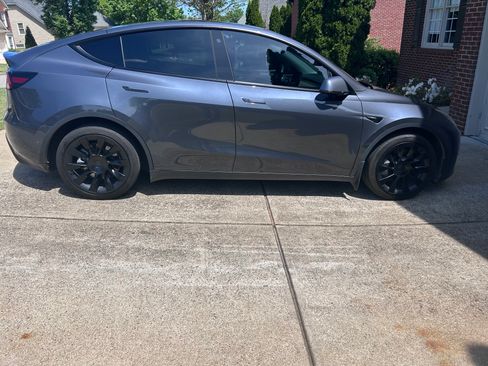 Used 2022 Tesla Model Y Long Range image 1