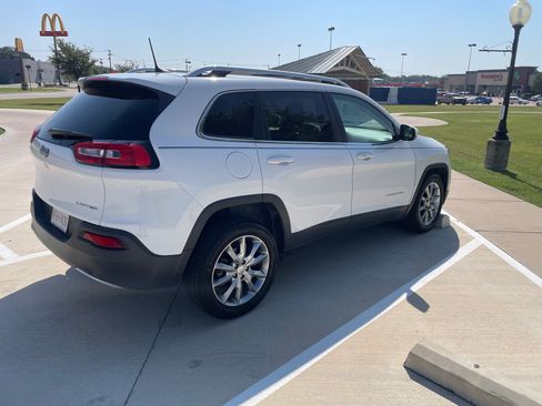 Used 2018 Jeep Cherokee Limited FWD image 5