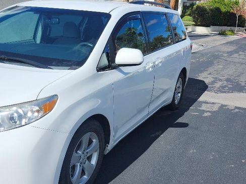 Used 2015 Toyota Sienna LE image 2