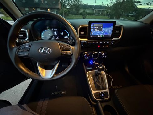 Used 2023 Hyundai Venue SEL image 2