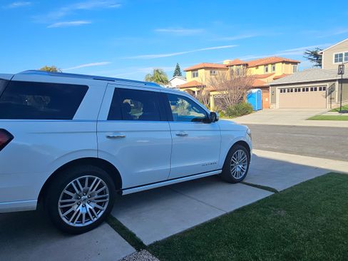 Used 2022 Ford Expedition Platinum image 4