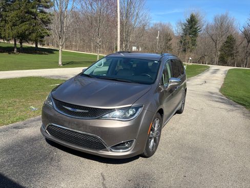 Used 2018 Chrysler Pacifica Limited image 2