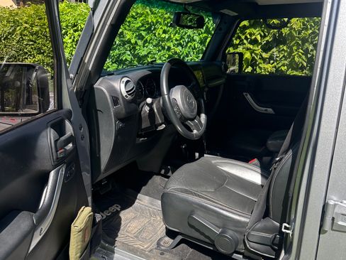 Used 2016 Jeep Wrangler Unlimited Rubicon w/ Connectivity Group AWD/4WD image 10