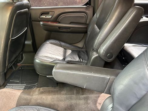 Used 2011 Cadillac Escalade ESV Premium AWD/4WD image 15