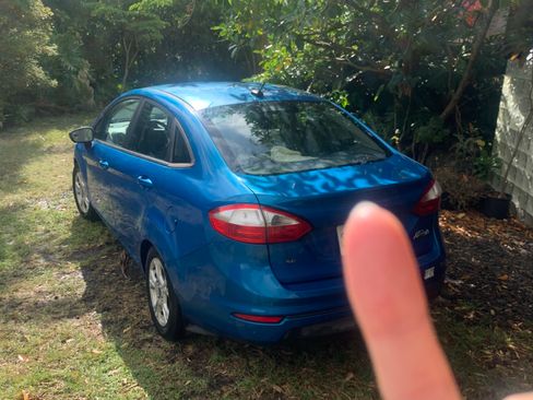 Used 2015 Ford Fiesta SE FWD image 4