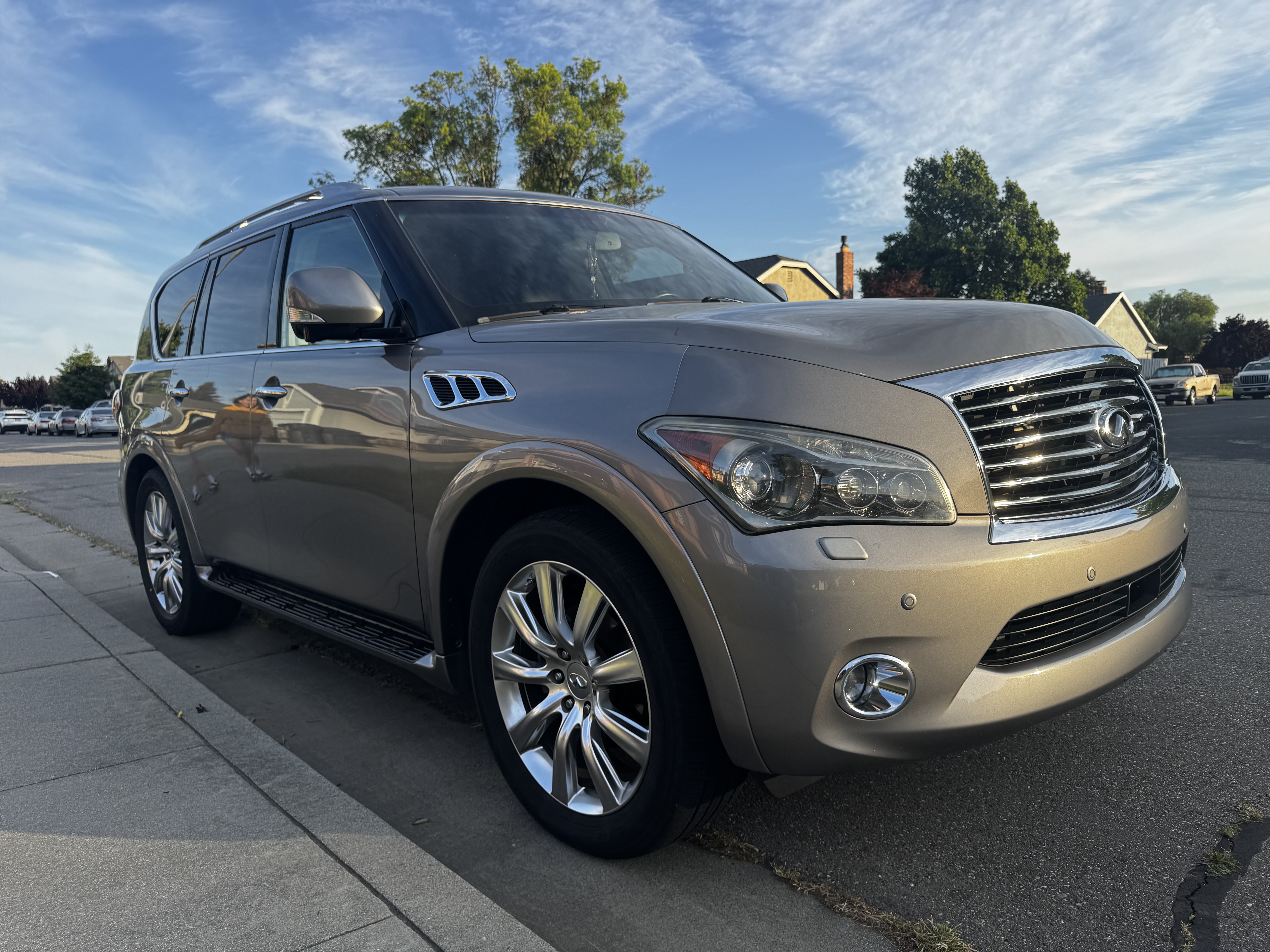 Used 2013 INFINITI QX56 4WD w/ Deluxe Touring Pkg image 4