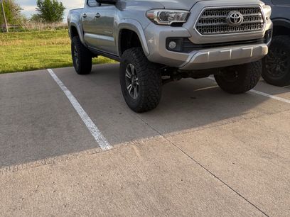 Used 2017 Toyota Tacoma TRD Sport w/ Tow Package (A/T)