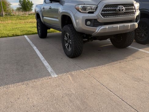 Used 2017 Toyota Tacoma TRD Sport w/ Tow Package (A/T) AWD/4WD image 1