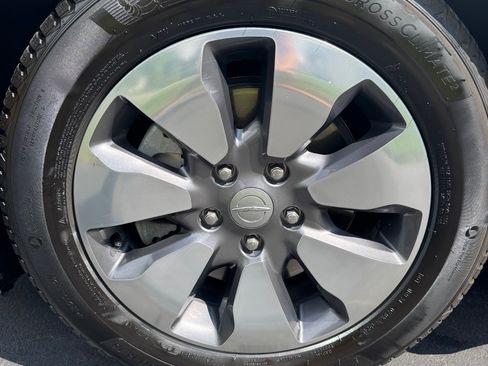 Used 2018 Chrysler Pacifica Limited w/ Advanced Safetytec Group FWD image 9