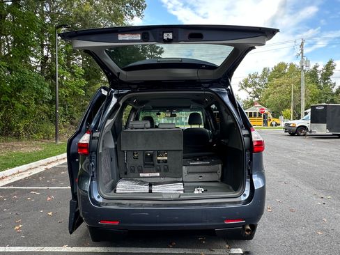 Used 2017 Toyota Sienna XLE image 14