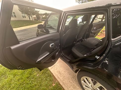 Used 2018 Kia Soul + w/ Audio Package FWD image 9