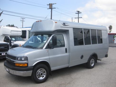 Used 2014 Chevrolet Express 3500 Cutaway Van 2D image 1