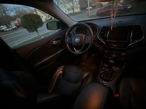 Used 2019 Jeep Cherokee Limited image 4