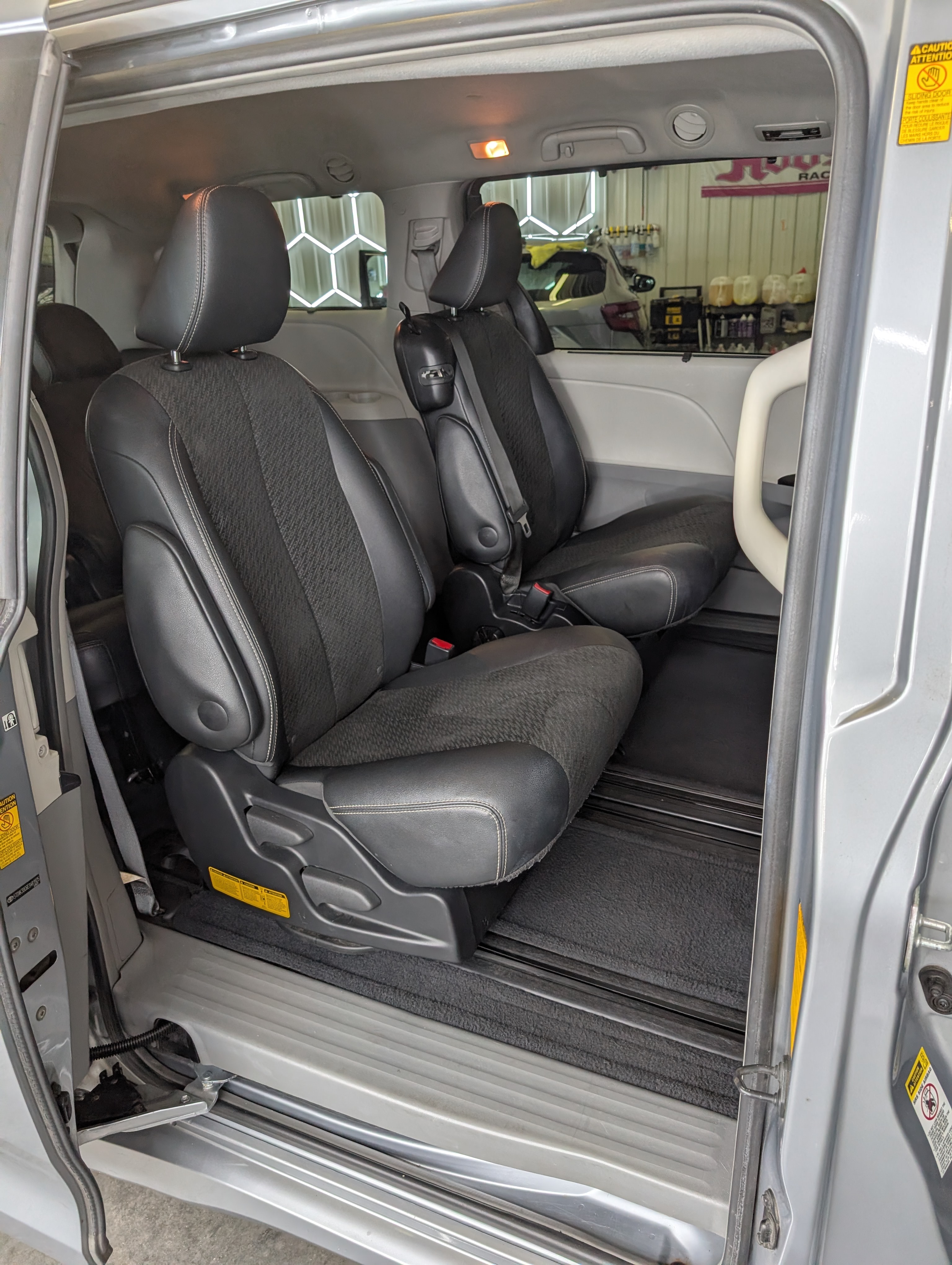 Used 2014 Toyota Sienna SE FWD image 5
