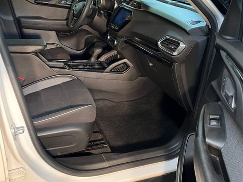 Used 2022 Chevrolet TrailBlazer LT w/ Convenience Package image 2