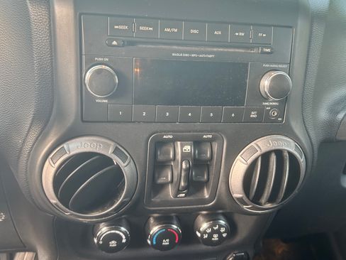 Used 2014 Jeep Wrangler Unlimited Sport w/ Dual Top Group image 15