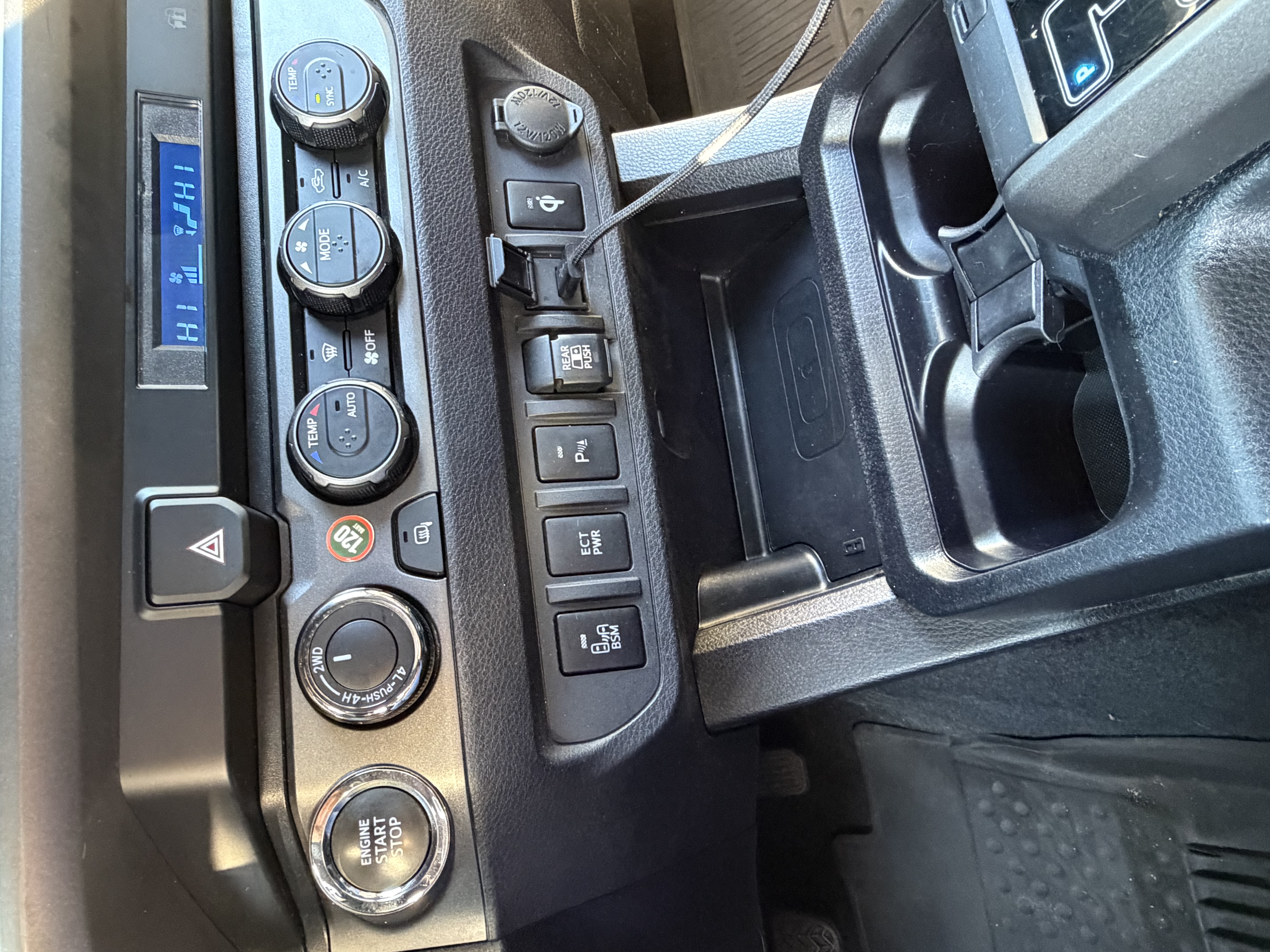 Used 2022 Toyota Tacoma TRD Off-Road w/ Technology Package AWD/4WD image 18