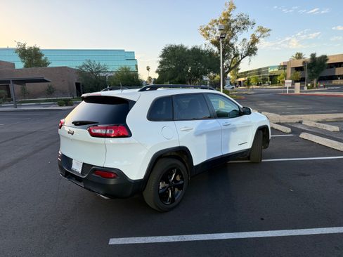 Used 2017 Jeep Cherokee High Altitude FWD image 6