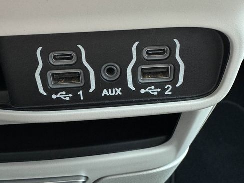 Used 2023 Chrysler Pacifica Touring-L image 12