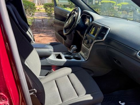 Used 2018 Jeep Grand Cherokee Laredo image 6