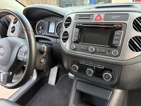 Used 2011 Volkswagen Tiguan SE image 10