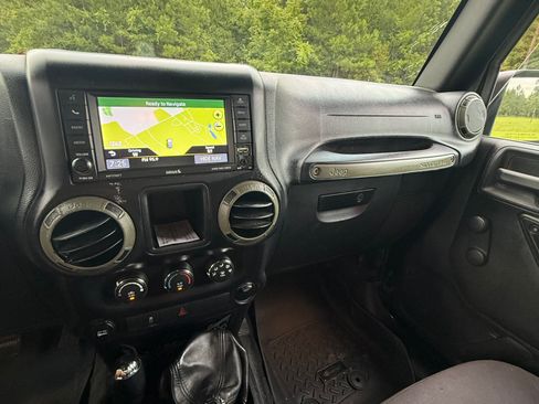 Used 2015 Jeep Wrangler Sport AWD/4WD image 11