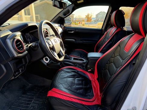 Used 2016 Toyota Tacoma TRD Sport image 6