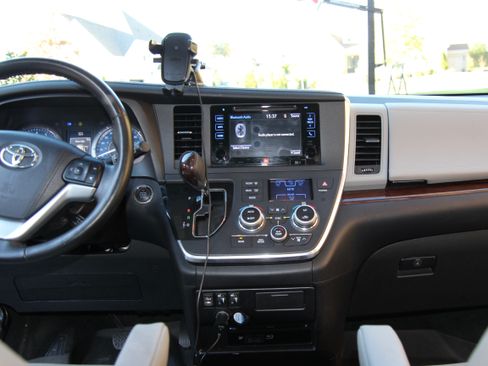 Used 2017 Toyota Sienna Limited image 16