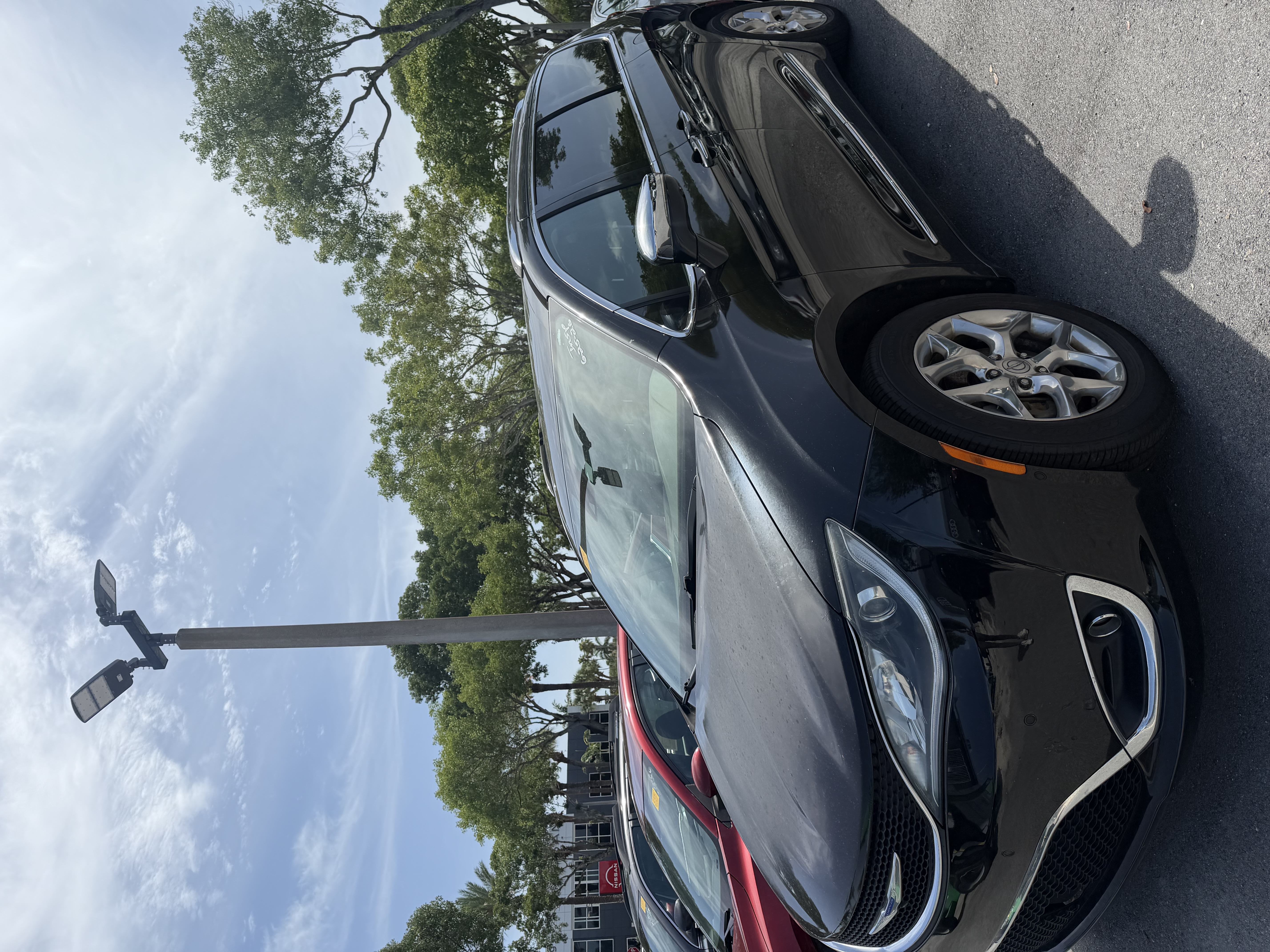 Used 2018 Chrysler Pacifica Limited w/ Advanced Safetytec Group FWD image 9
