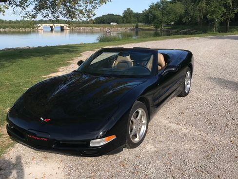 Used 2000 Chevrolet Corvette Convertible w/ Performance Handling Pkg image 2