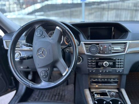 Used 2010 Mercedes-Benz E 550 4MATIC Sedan image 14