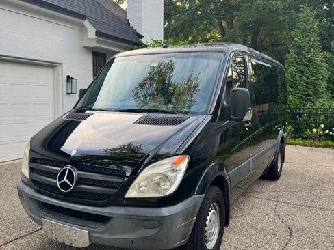 Used 2011 Mercedes-Benz Sprinter 2500 image 2