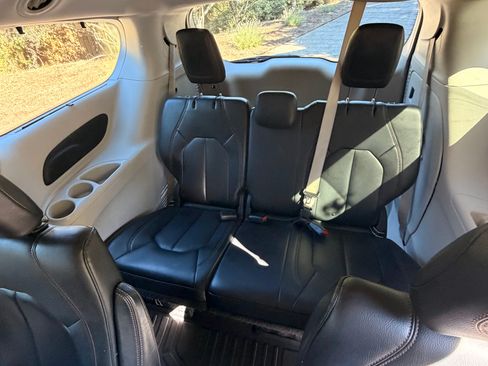 Used 2017 Chrysler Pacifica Touring-L FWD image 6