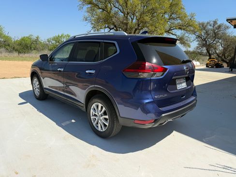 Used 2018 Nissan Rogue SV image 2