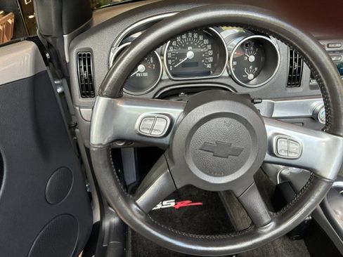 Used 2005 Chevrolet SSR w/ Preferred Equipment Group RWD image 16