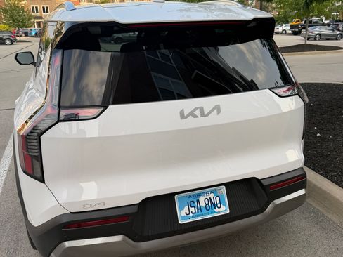 Used 2025 Kia EV9 Wind AWD/4WD image 2