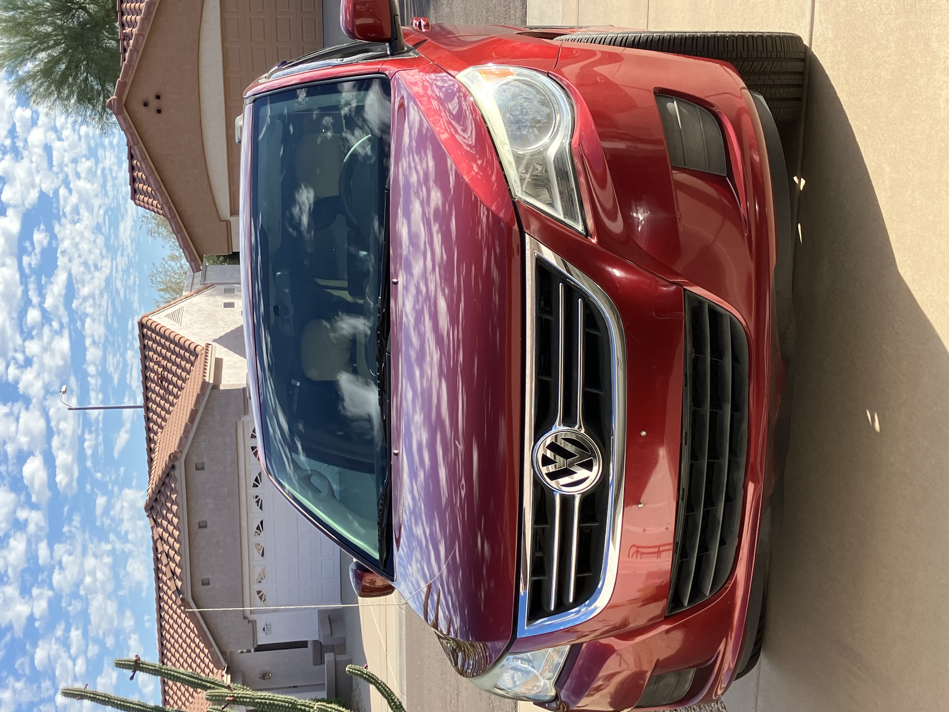 Used 2012 Volkswagen Routan SE FWD image 2