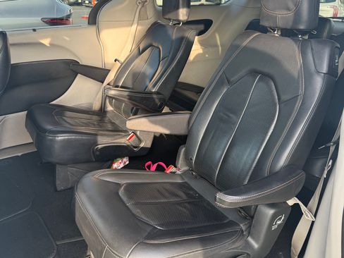 Used 2020 Chrysler Pacifica Touring-L image 6