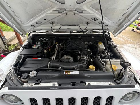Used 2013 Jeep Wrangler Unlimited Sahara w/ Connectivity Group AWD/4WD image 2