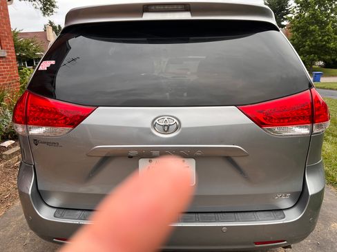 Used 2011 Toyota Sienna XLE w/ Premium Pkg FWD image 4