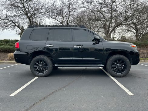 Used 2009 Lexus LX 570 4WD w/ Preferred Accessory Pkg image 2