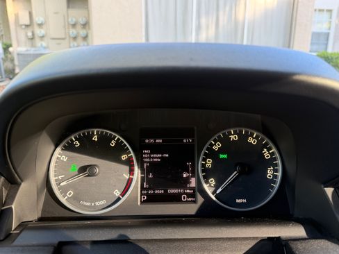 Used 2016 Land Rover LR4 HSE Silver Edition image 2