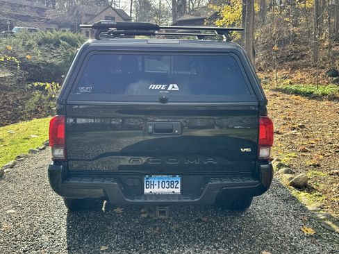 Used 2019 Toyota Tacoma TRD Sport image 11